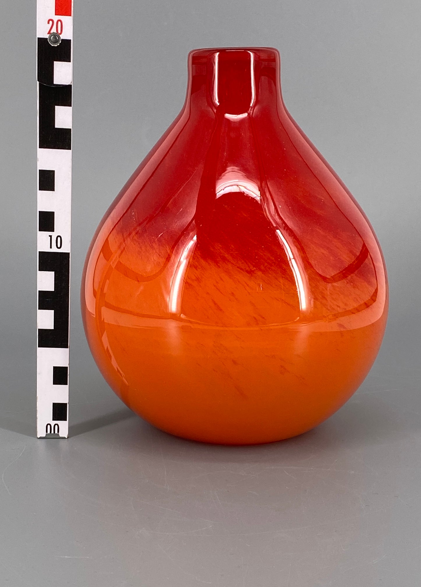 große mundgeblasene Glasvase mit einem Verlauf in Orange und Rot