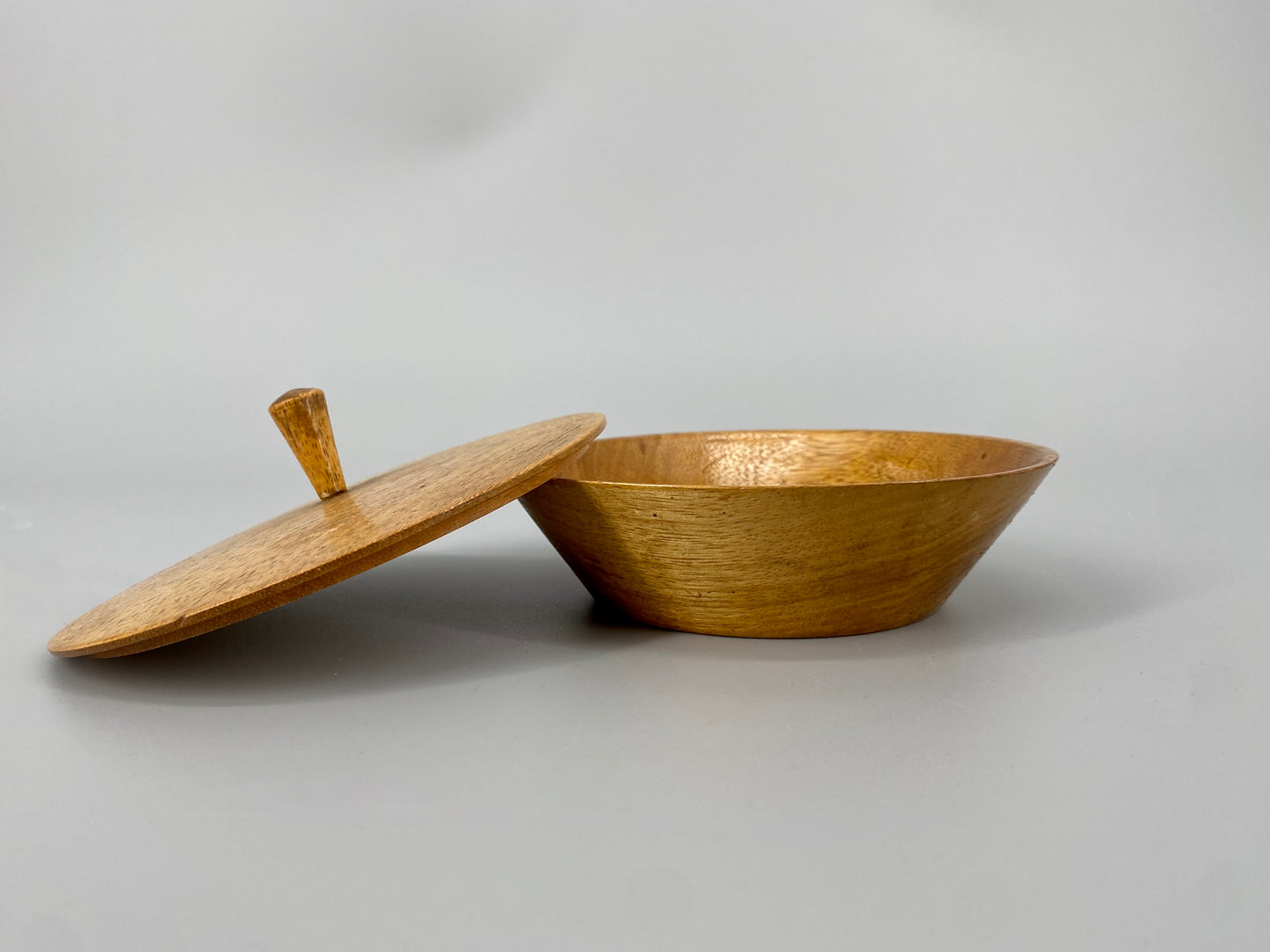 Handgedeichselte Holzdose von Karl Sickert, DDR, 1950-70