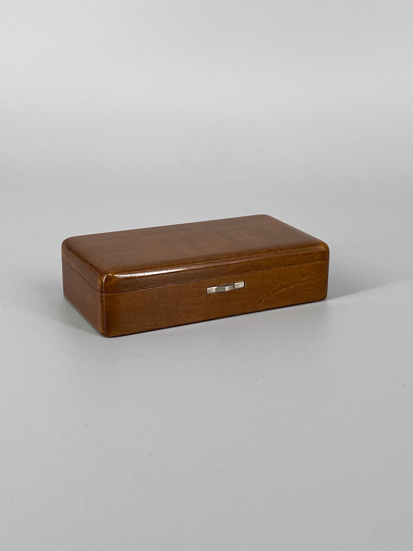 Antike Feinwaage mit Gewichten in einer Holzbox