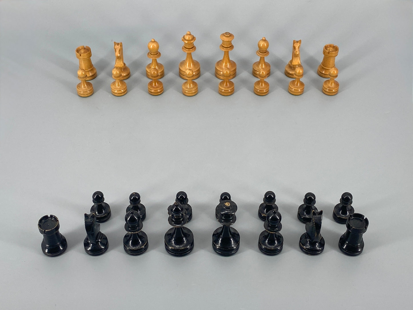 Schachfiguren in Schatulle aus der ersten Hälfte des zwanzigsten Jahrhundert, König 8 cm