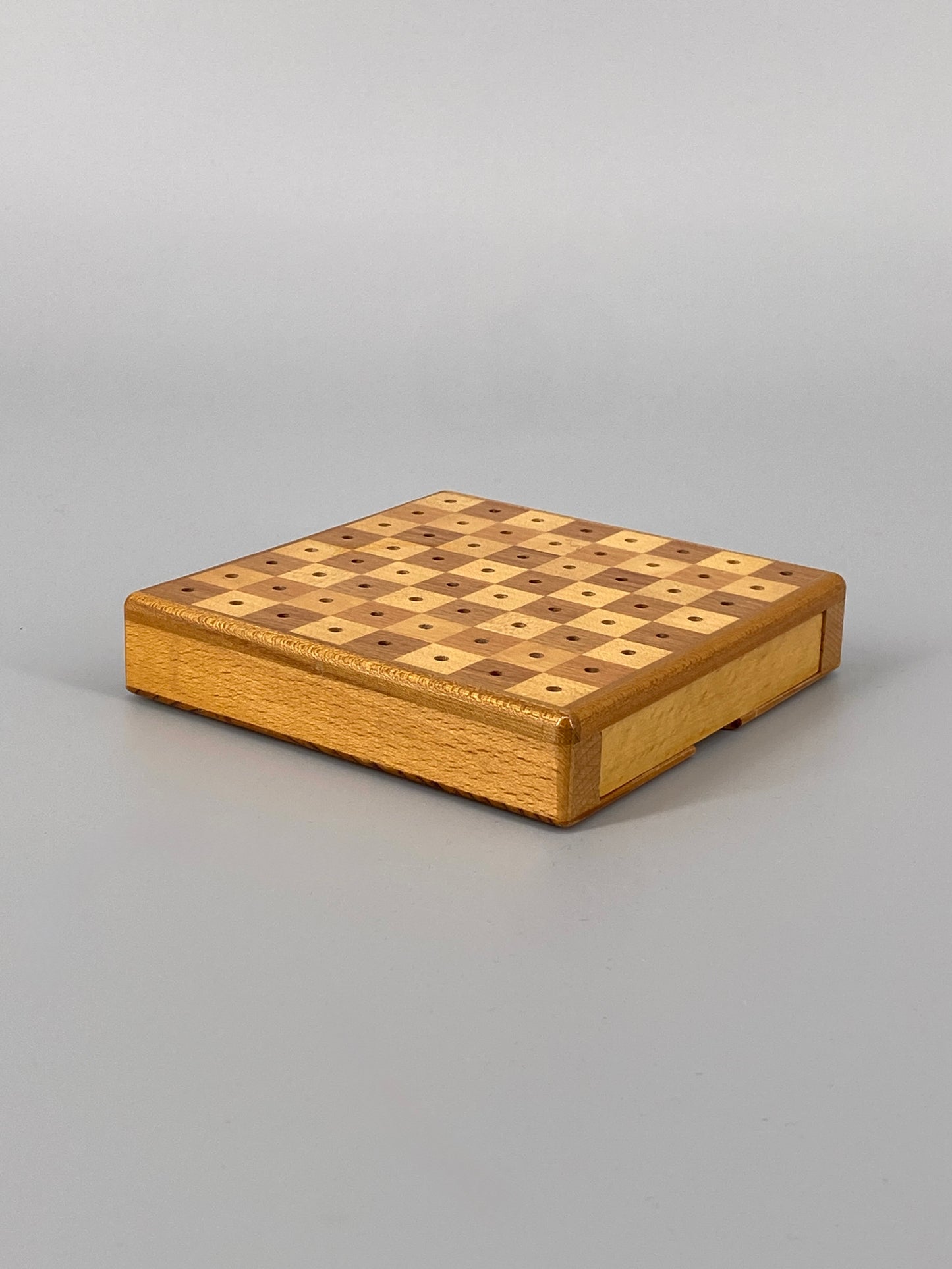 kleines Reiseschach aus hellem Holz