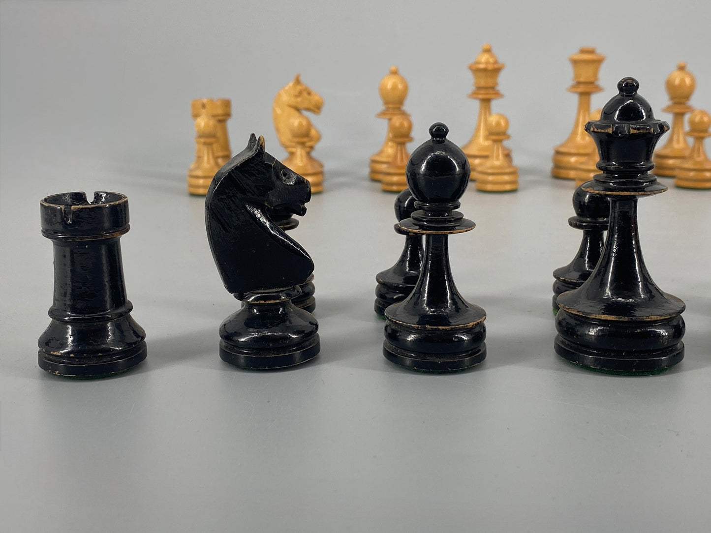 Schachfiguren in Schatulle aus der ersten Hälfte des zwanzigsten Jahrhundert, König 8 cm