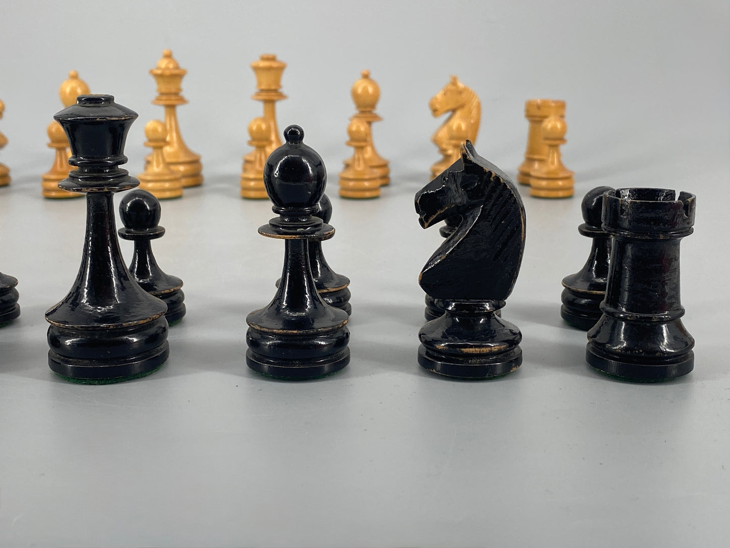 Schachfiguren in Schatulle aus der ersten Hälfte des zwanzigsten Jahrhundert, König 8 cm