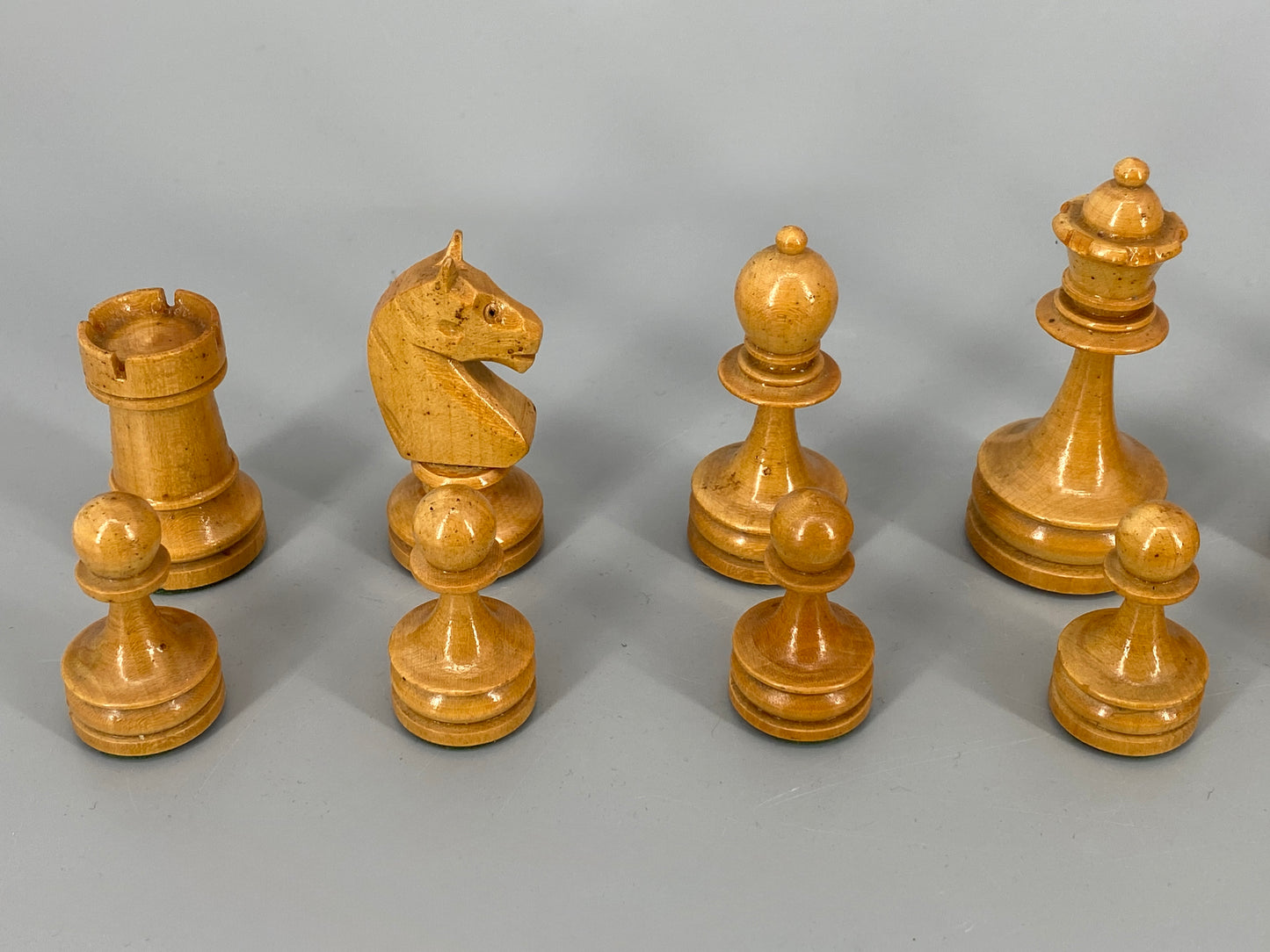 Schachfiguren in Schatulle aus der ersten Hälfte des zwanzigsten Jahrhundert, König 8 cm