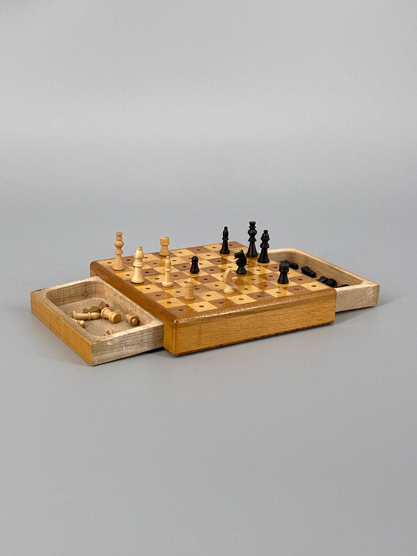 kleines Reiseschach aus hellem Holz