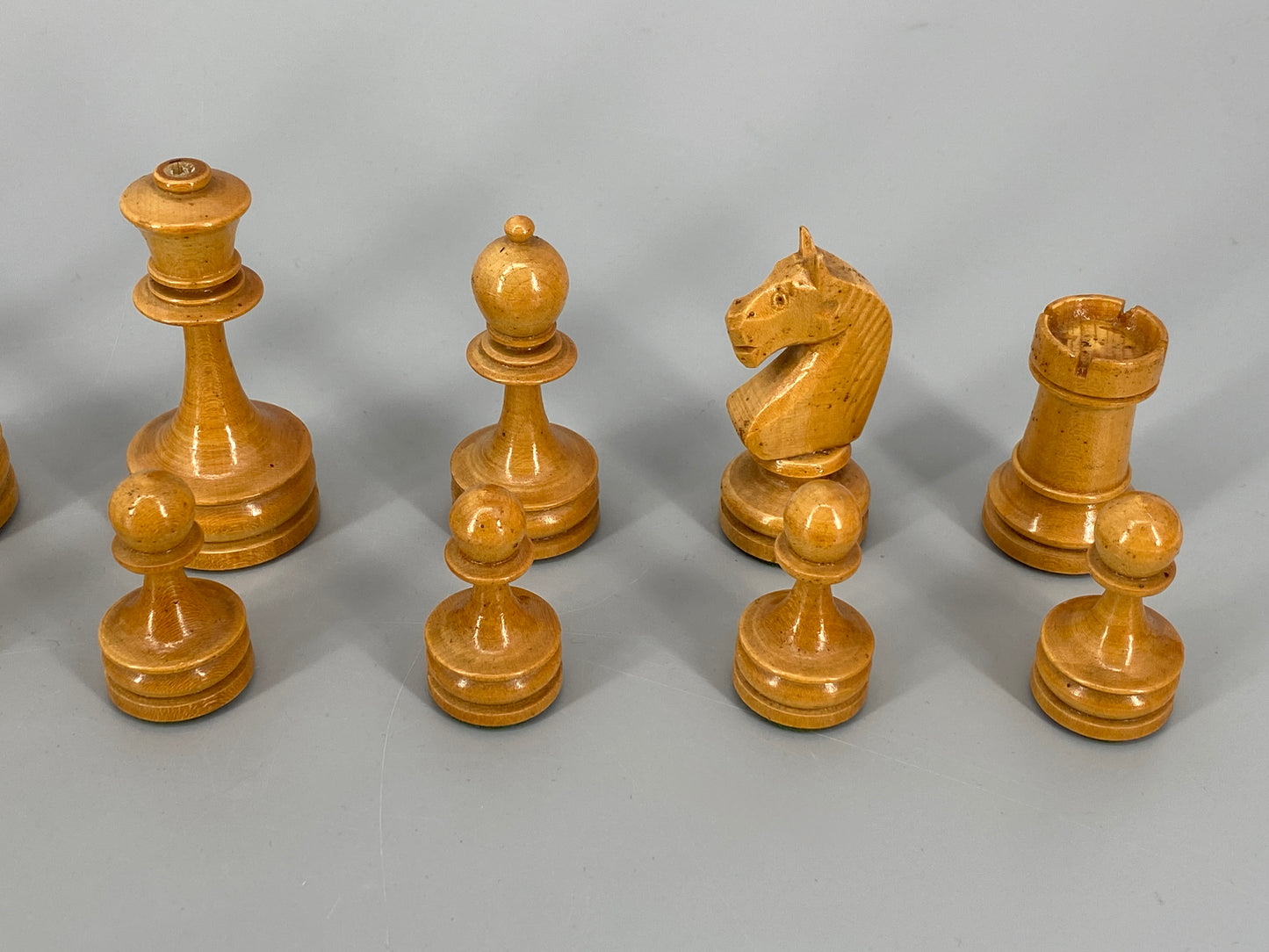 Schachfiguren in Schatulle aus der ersten Hälfte des zwanzigsten Jahrhundert, König 8 cm