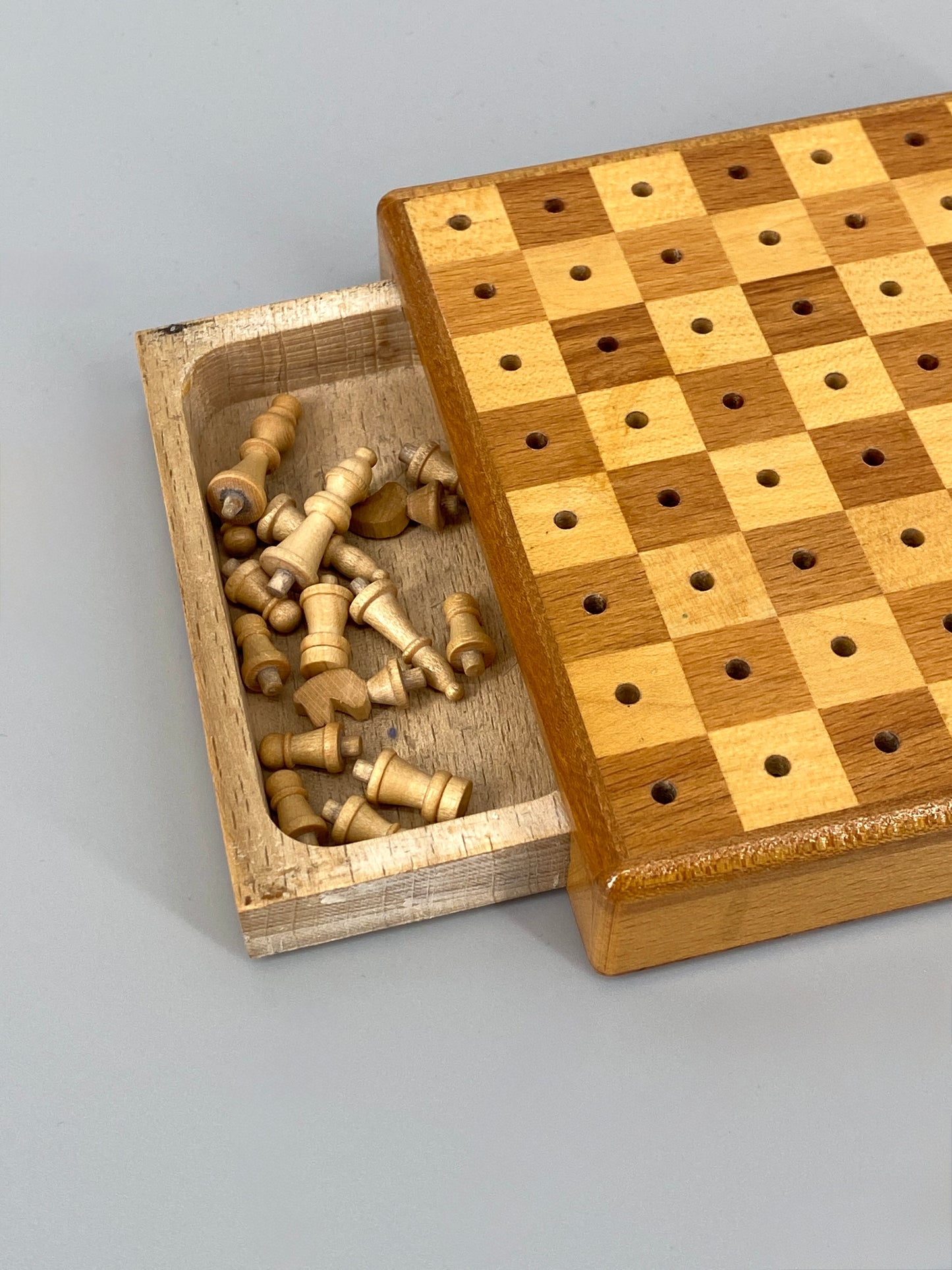 kleines Reiseschach aus hellem Holz