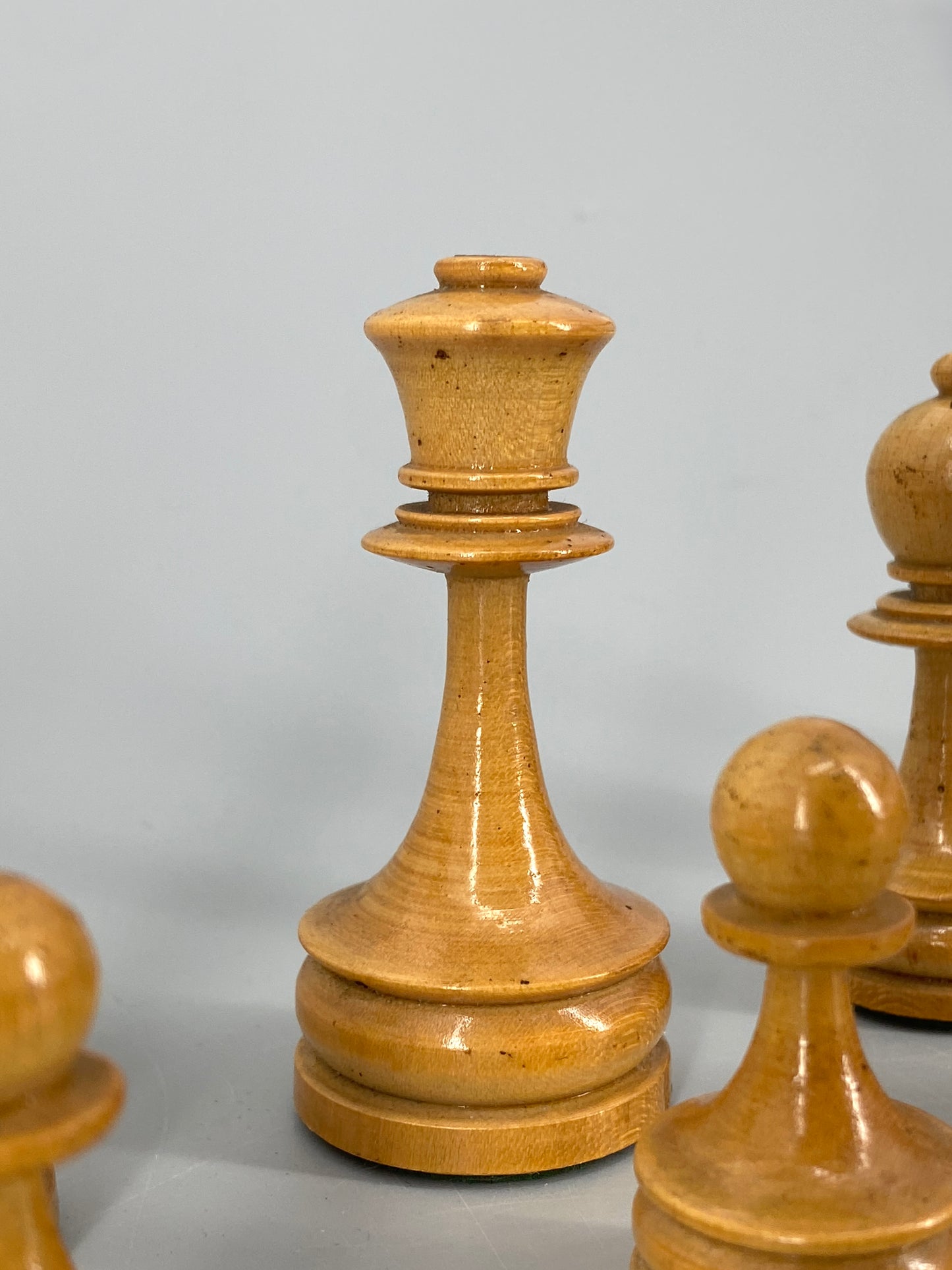 Schachfiguren in Schatulle aus der ersten Hälfte des zwanzigsten Jahrhundert, König 8 cm