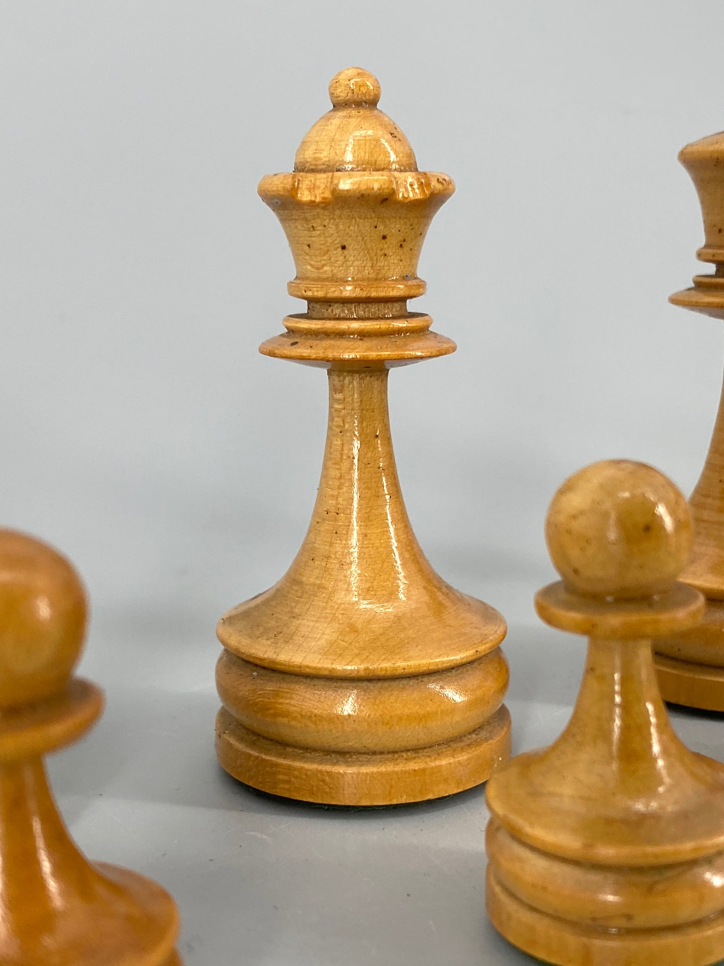 Schachfiguren in Schatulle aus der ersten Hälfte des zwanzigsten Jahrhundert, König 8 cm