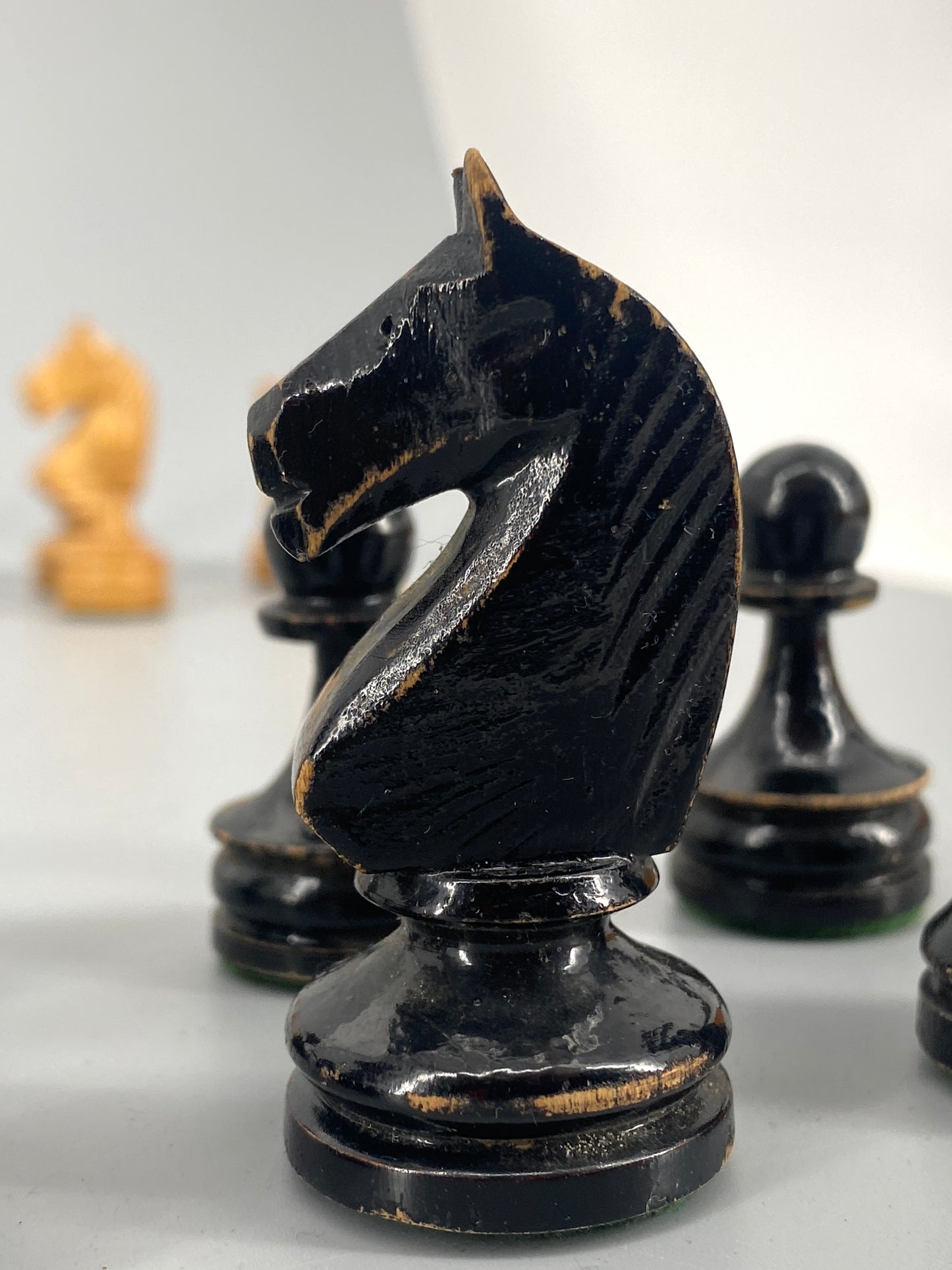 Schachfiguren in Schatulle aus der ersten Hälfte des zwanzigsten Jahrhundert, König 8 cm