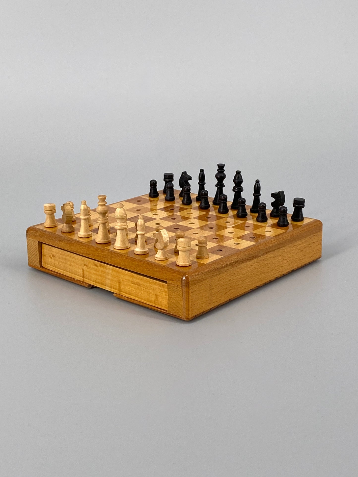 kleines Reiseschach aus hellem Holz