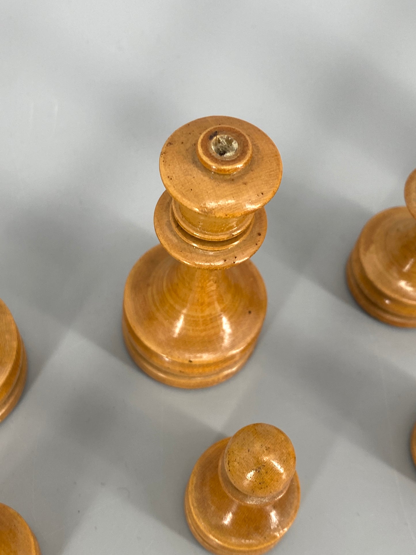 Schachfiguren in Schatulle aus der ersten Hälfte des zwanzigsten Jahrhundert, König 8 cm