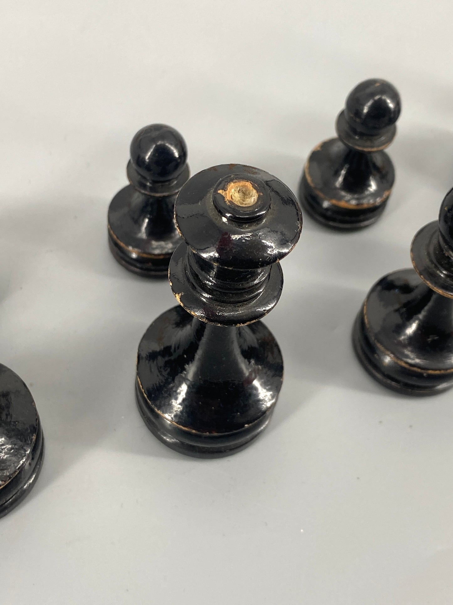 Schachfiguren in Schatulle aus der ersten Hälfte des zwanzigsten Jahrhundert, König 8 cm