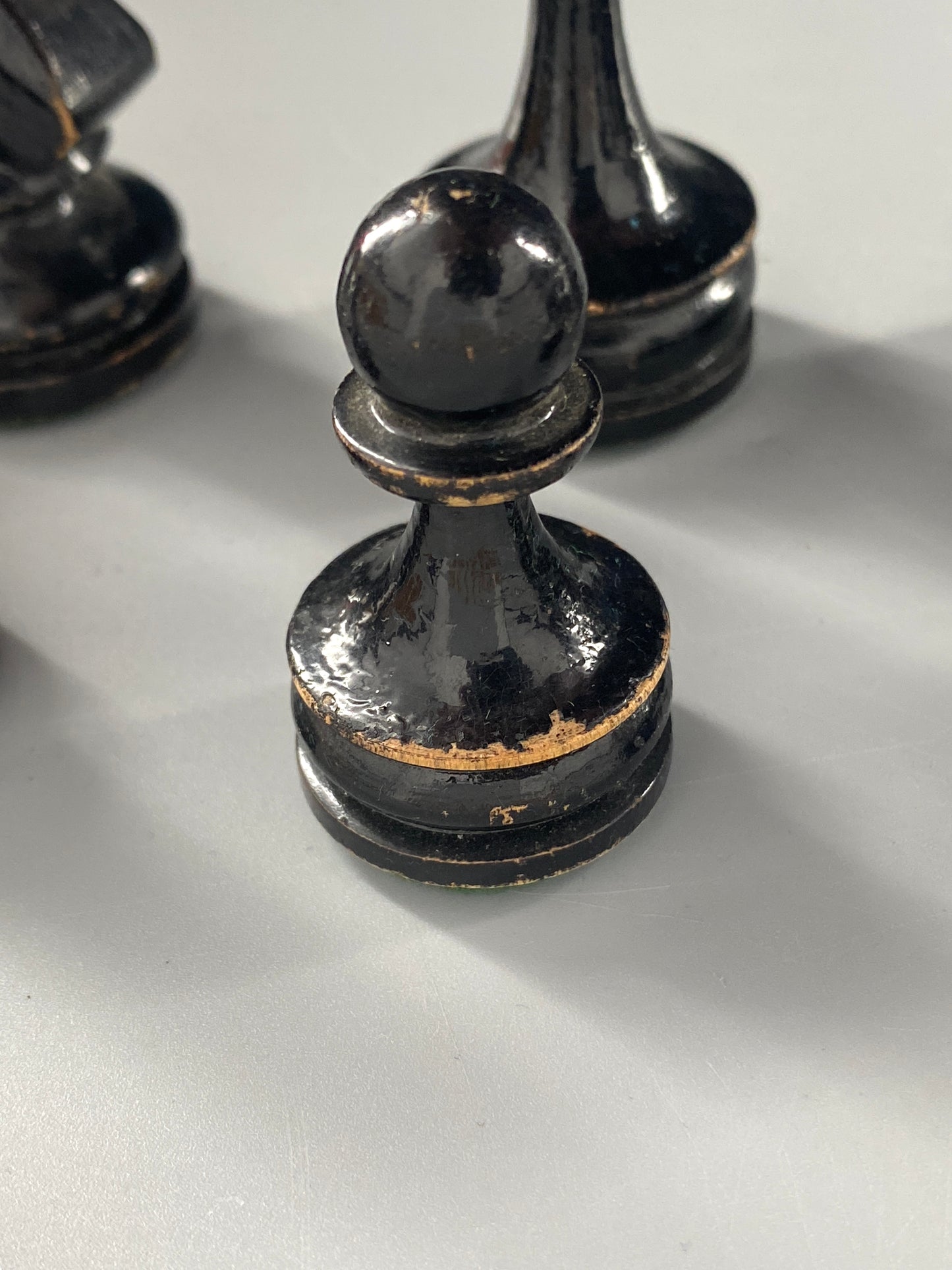 Schachfiguren in Schatulle aus der ersten Hälfte des zwanzigsten Jahrhundert, König 8 cm