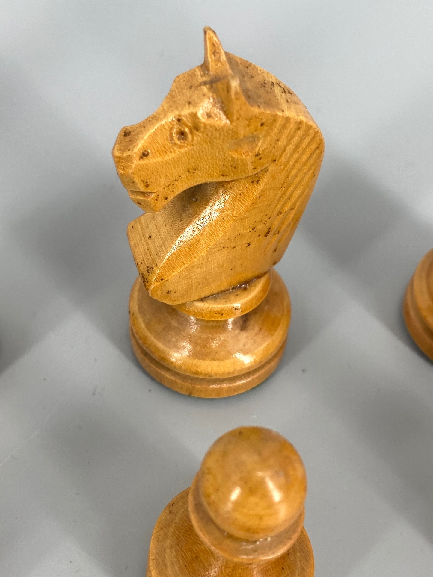 Schachfiguren in Schatulle aus der ersten Hälfte des zwanzigsten Jahrhundert, König 8 cm