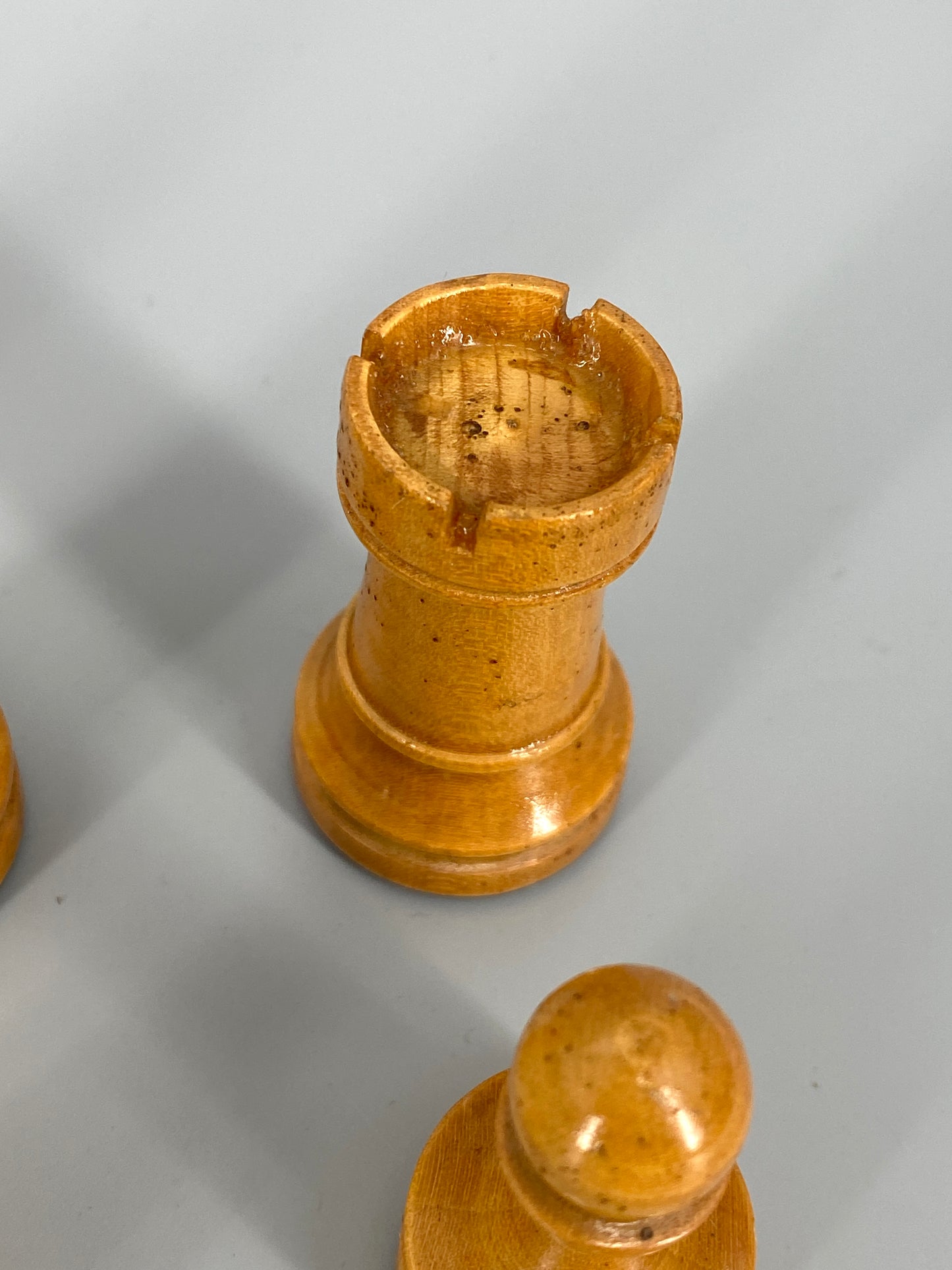 Schachfiguren in Schatulle aus der ersten Hälfte des zwanzigsten Jahrhundert, König 8 cm