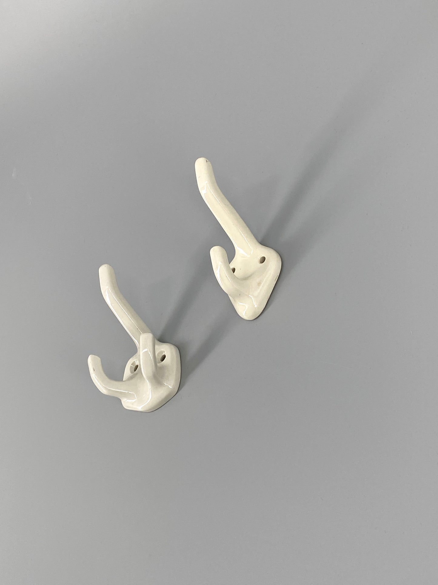 2 Wandhaken aus Porzellan, weiß glasiert, 50/60er