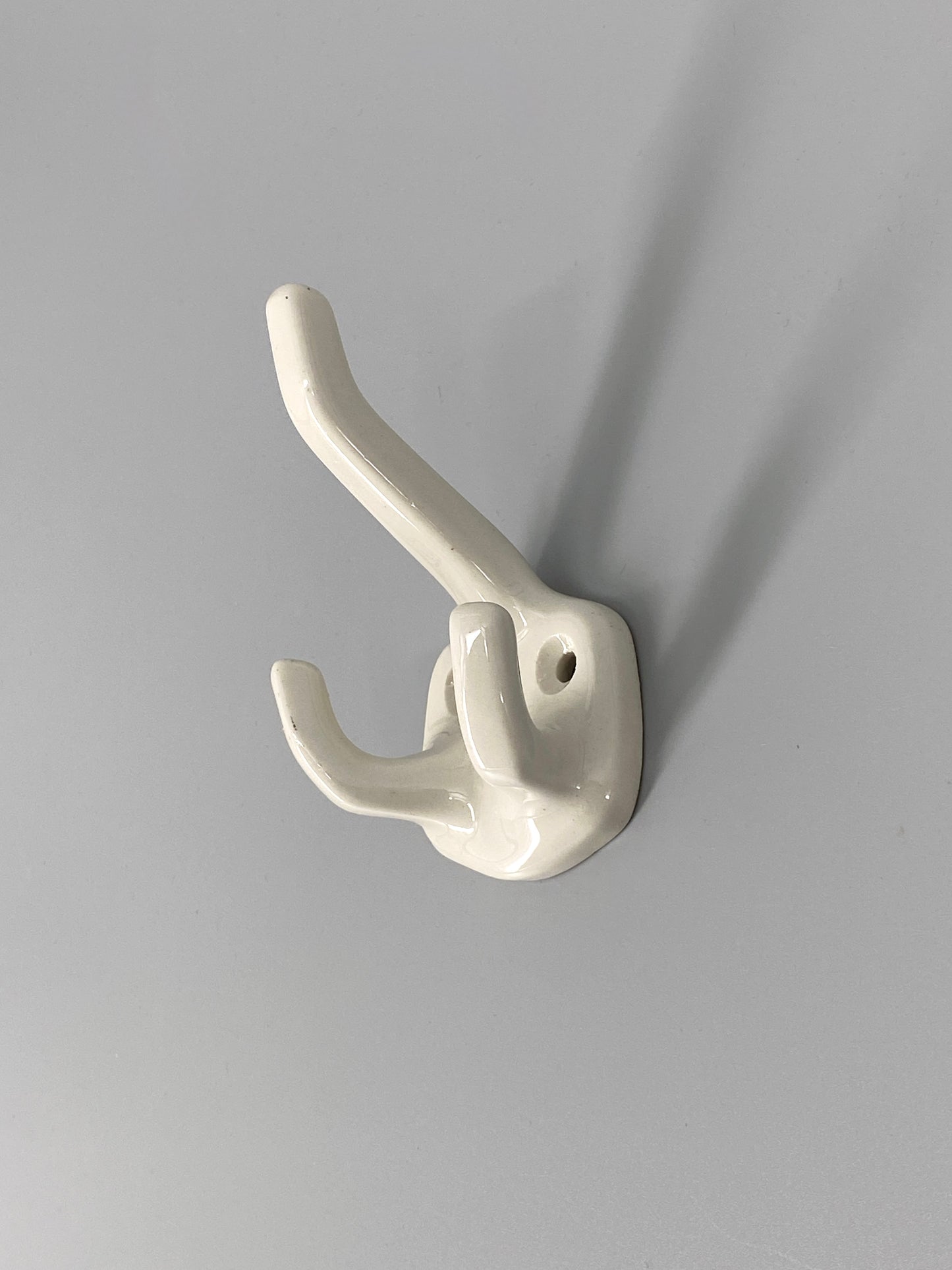 2 Wandhaken aus Porzellan, weiß glasiert, 50/60er
