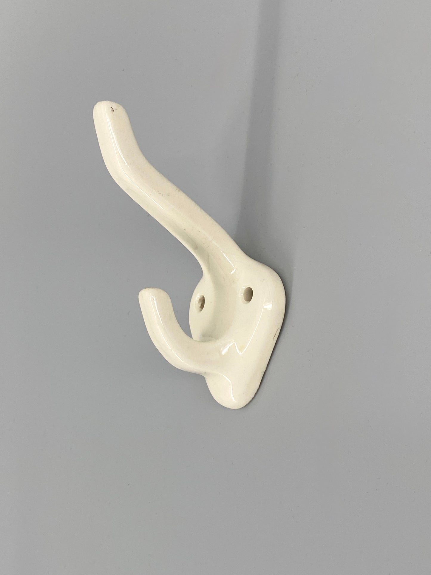 2 Wandhaken aus Porzellan, weiß glasiert, 50/60er