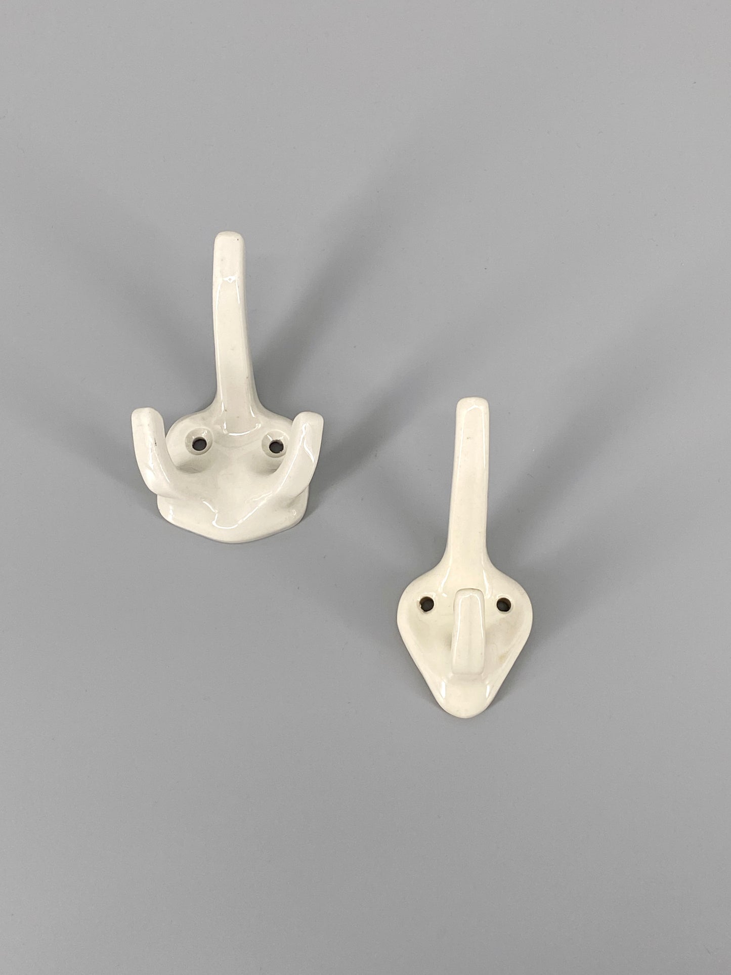 2 Wandhaken aus Porzellan, weiß glasiert, 50/60er