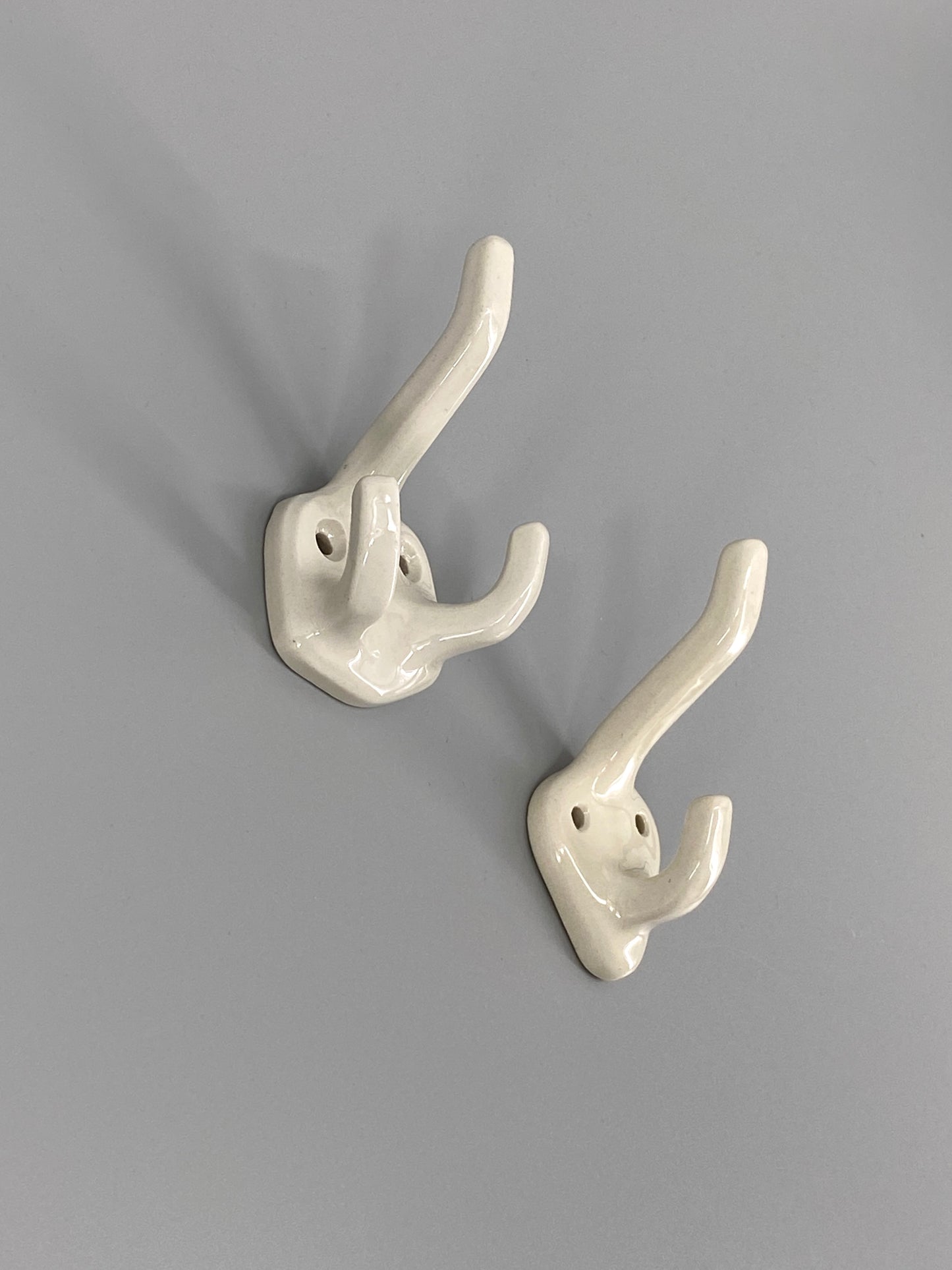 2 Wandhaken aus Porzellan, weiß glasiert, 50/60er