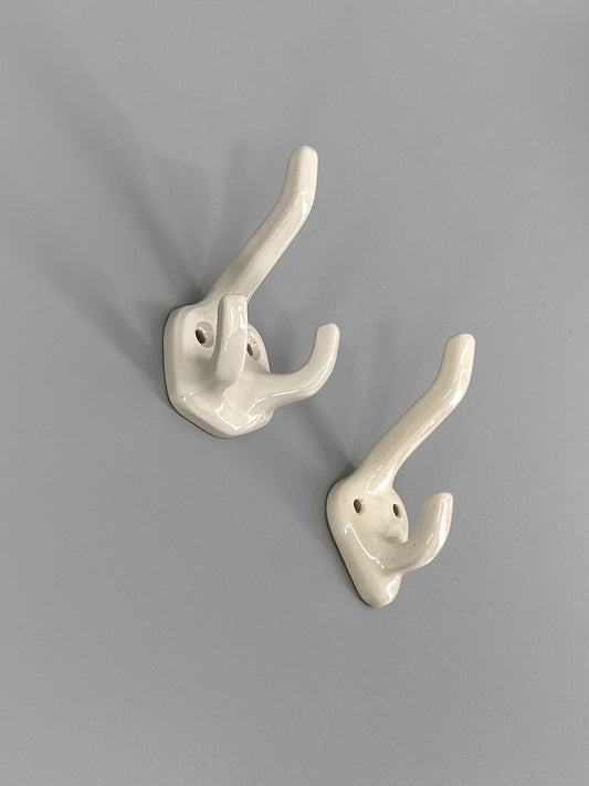 2 Wandhaken aus Porzellan, weiß glasiert, 50/60er