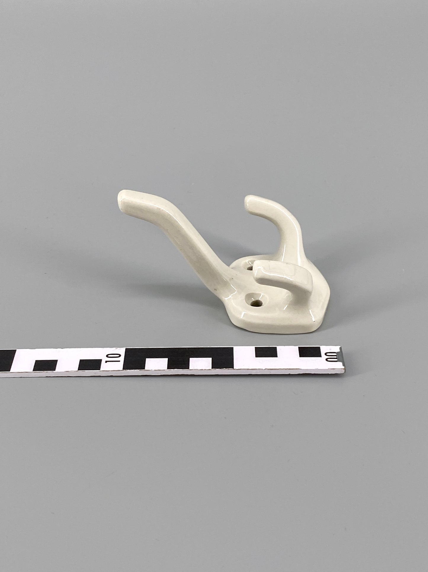 2 Wandhaken aus Porzellan, weiß glasiert, 50/60er