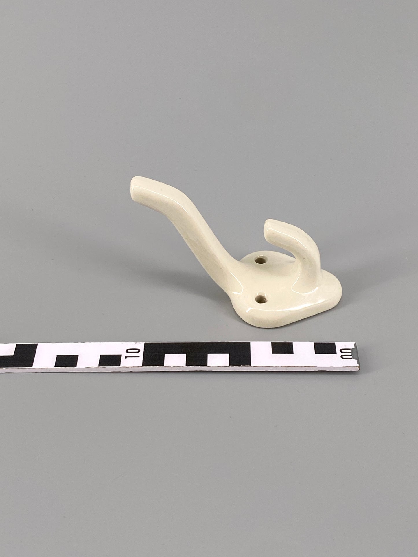 2 Wandhaken aus Porzellan, weiß glasiert, 50/60er