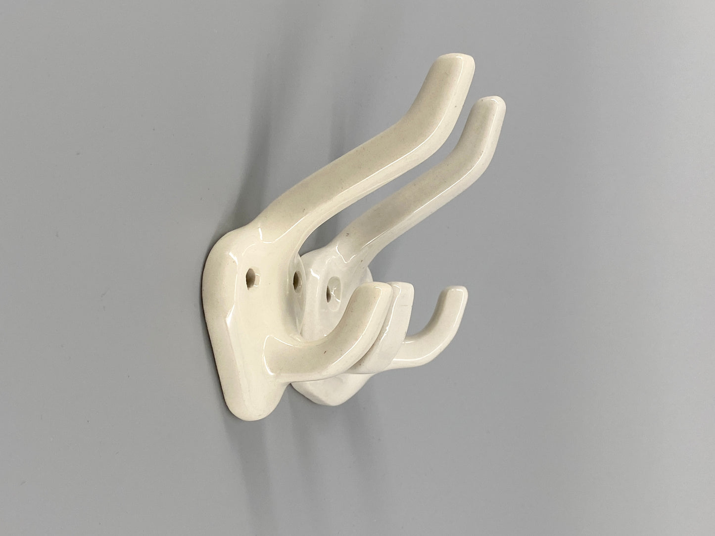 2 Wandhaken aus Porzellan, weiß glasiert, 50/60er