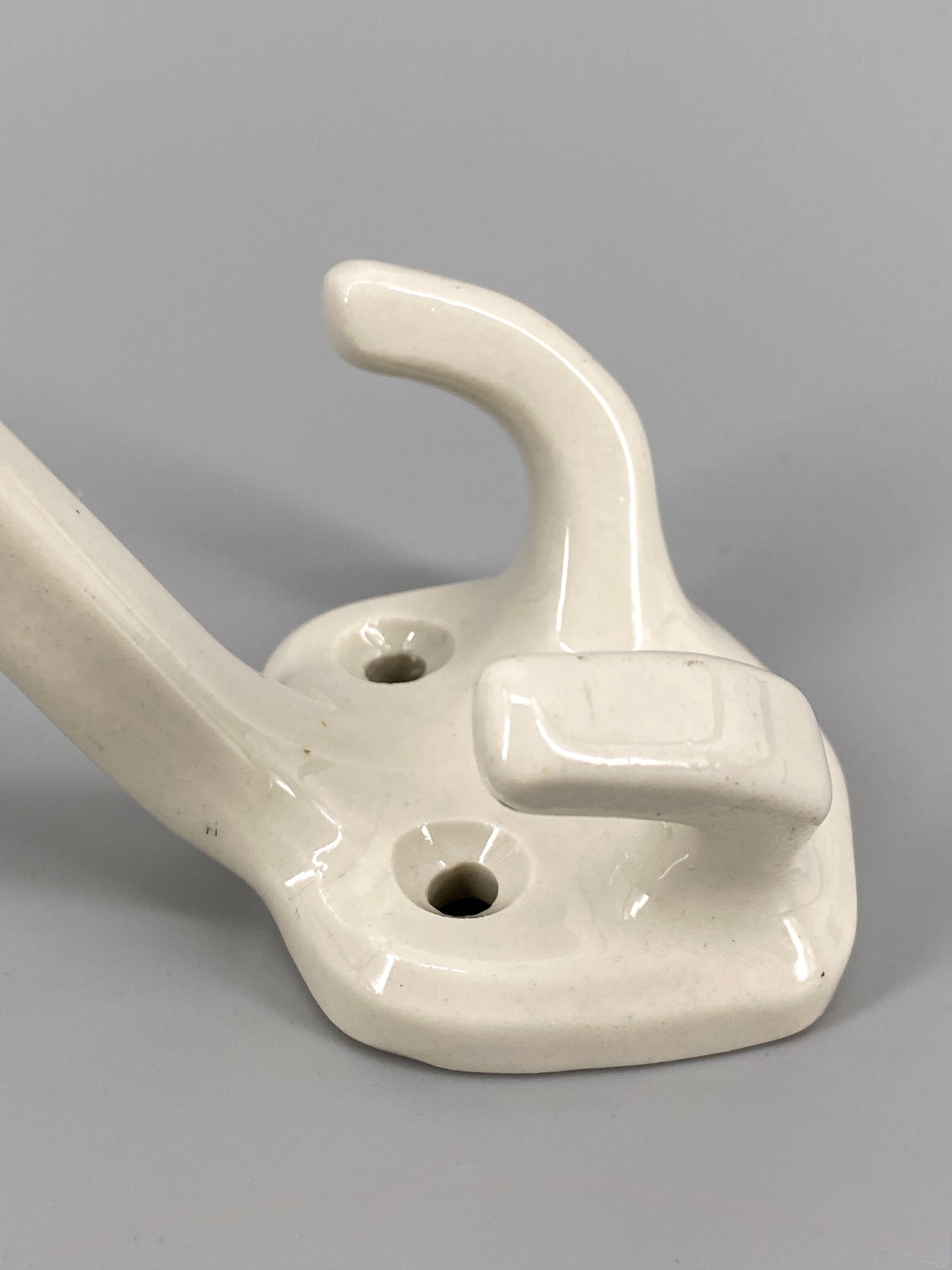 2 Wandhaken aus Porzellan, weiß glasiert, 50/60er