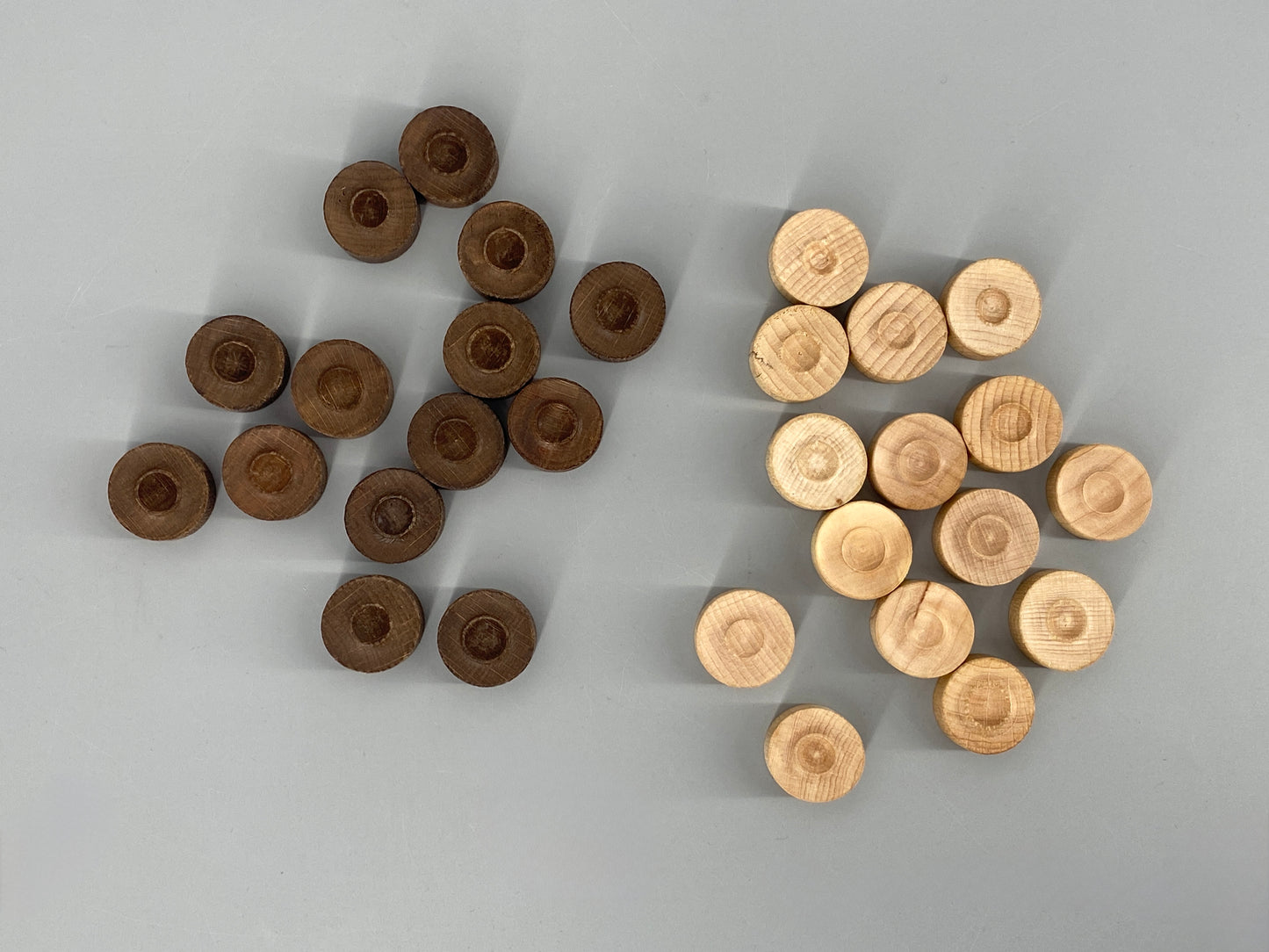 Vintage Spielsteine aus Holz in Schatulle, Durchmesser 2,5 cm