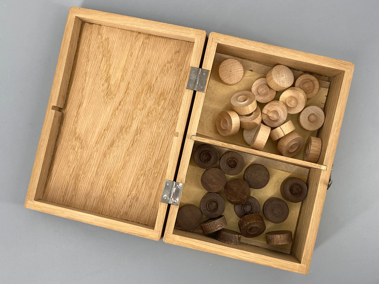 Vintage Spielsteine aus Holz in Schatulle, Durchmesser 2,5 cm