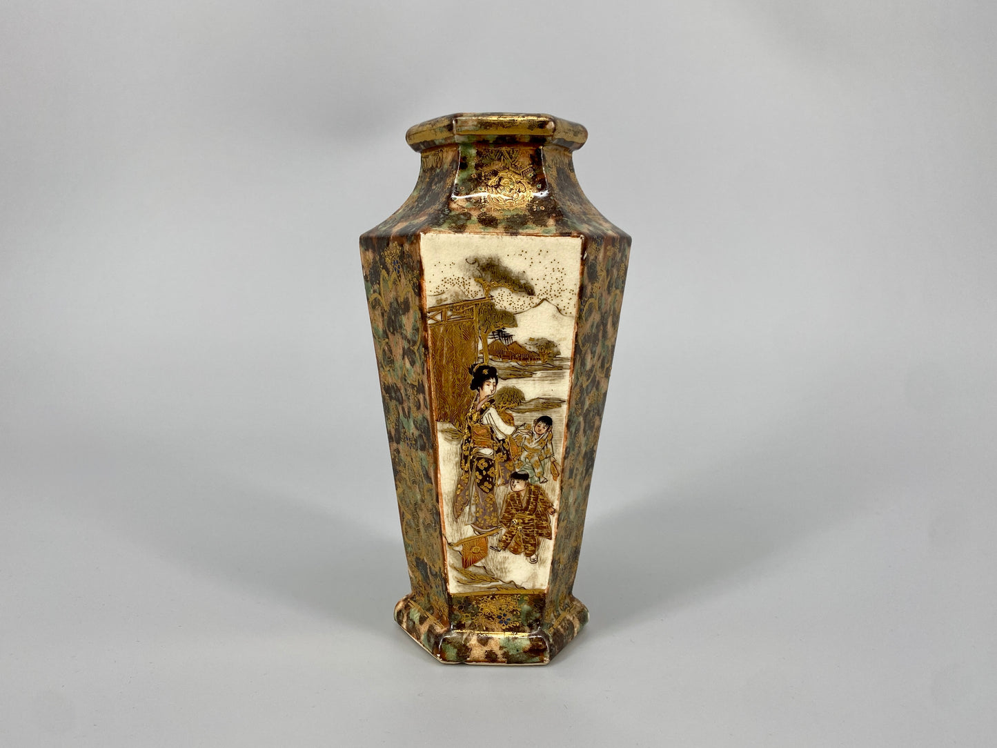Satsuma Vase mit Malereien und Golddetails, Japan, 19. Jh.