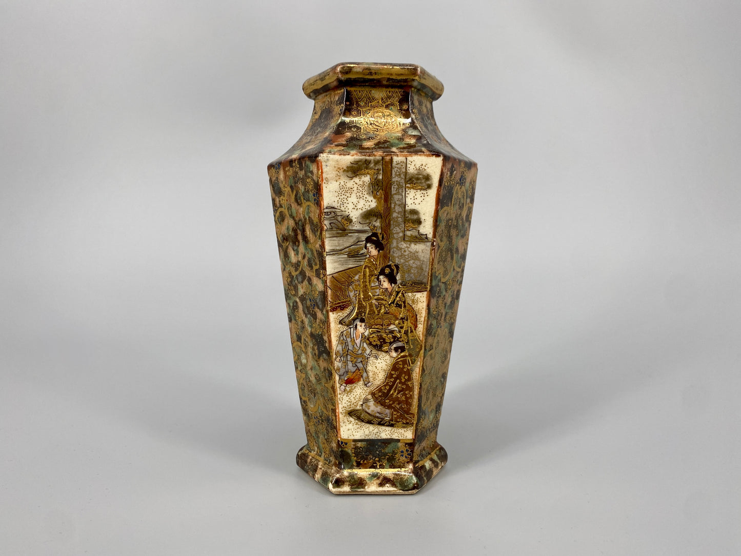 Satsuma Vase mit Malereien und Golddetails, Japan, 19. Jh.