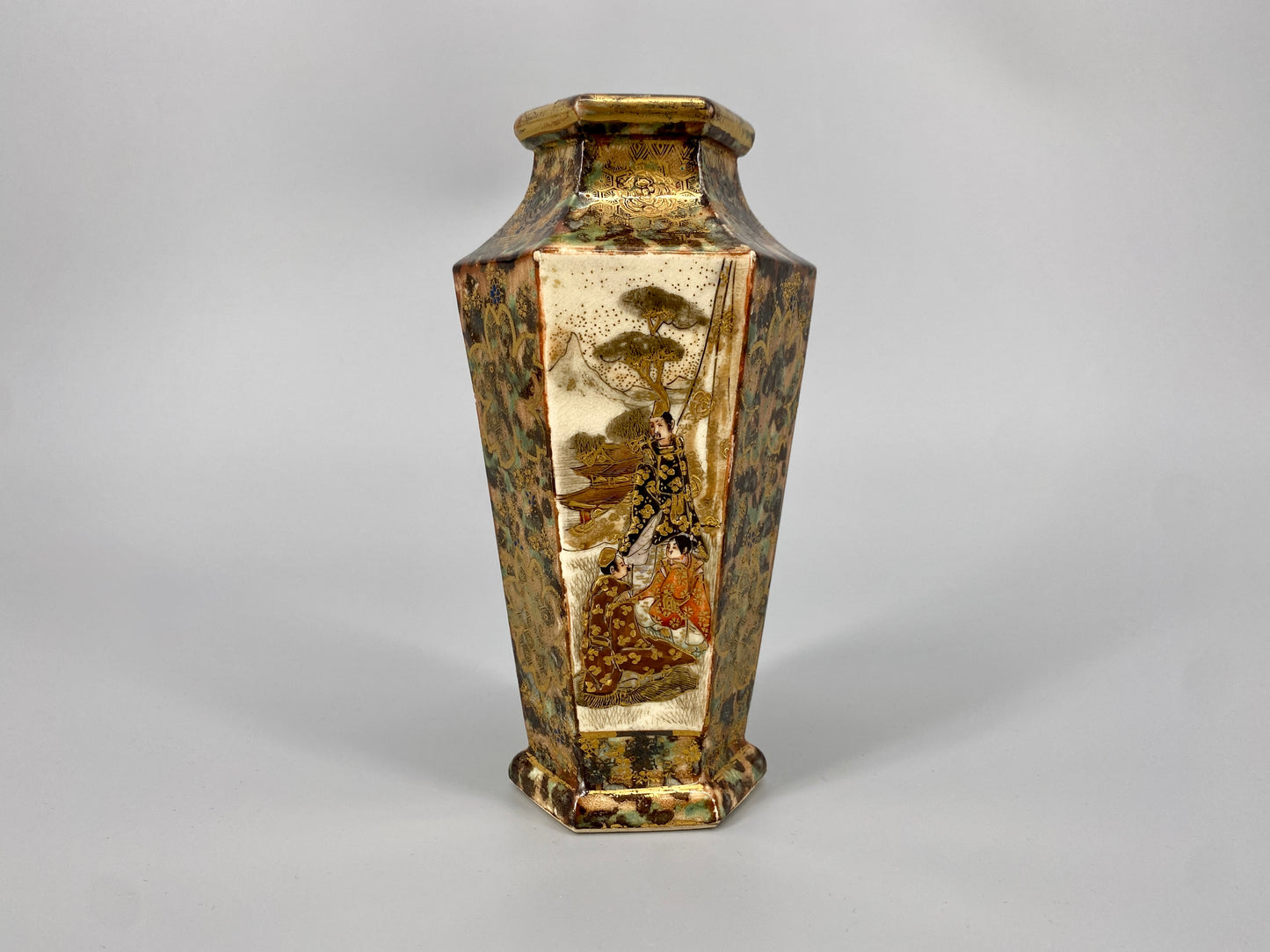 Satsuma Vase mit Malereien und Golddetails, Japan, 19. Jh.
