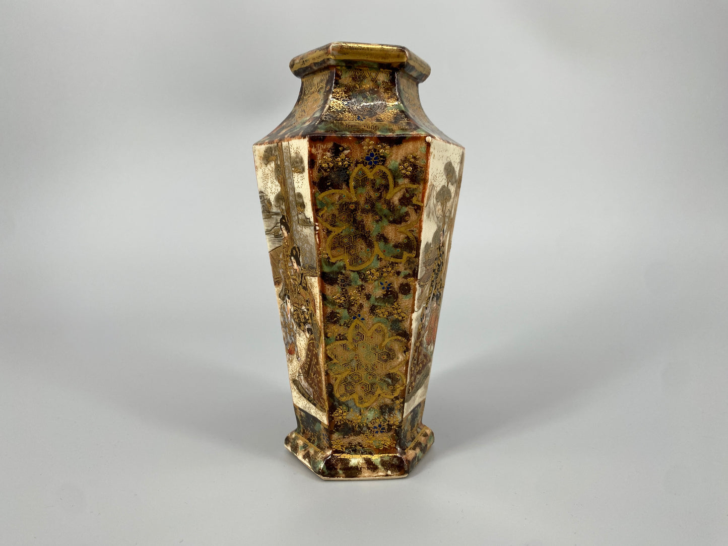 Satsuma Vase mit Malereien und Golddetails, Japan, 19. Jh.