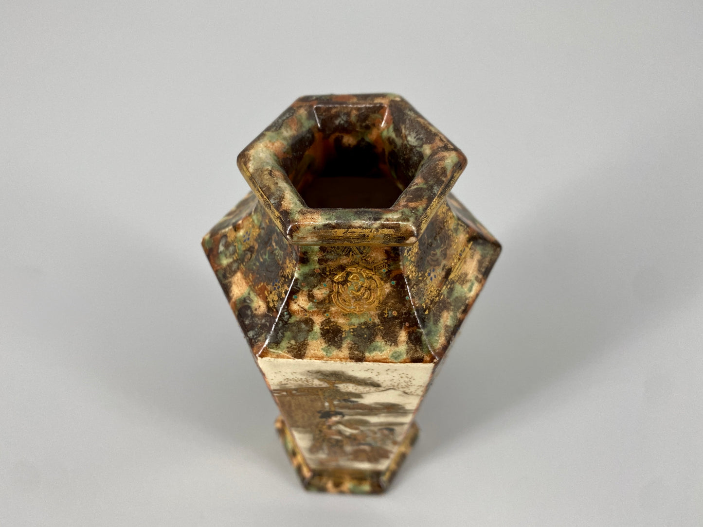 Satsuma Vase mit Malereien und Golddetails, Japan, 19. Jh.