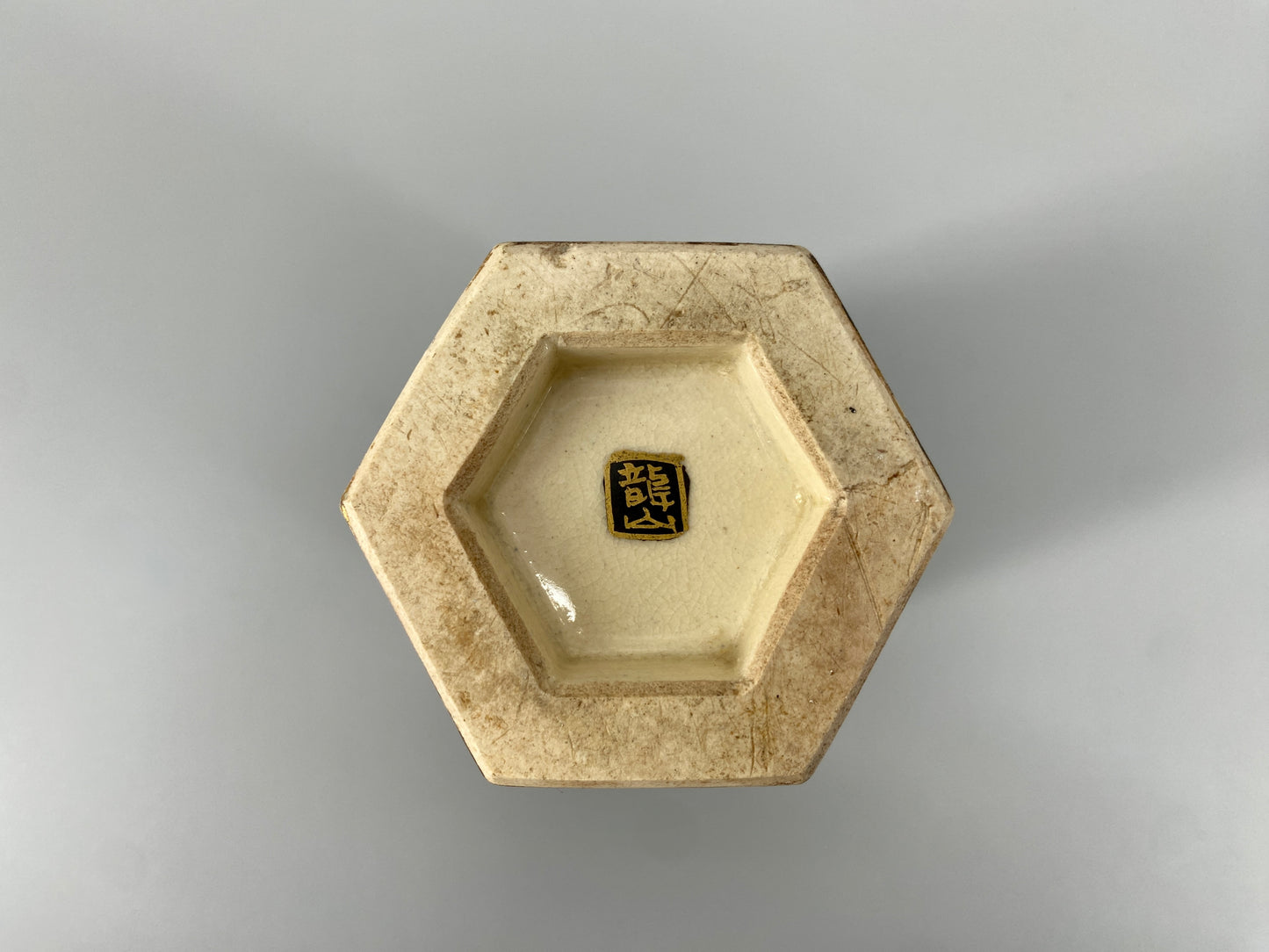 Satsuma Vase mit Malereien und Golddetails, Japan, 19. Jh.