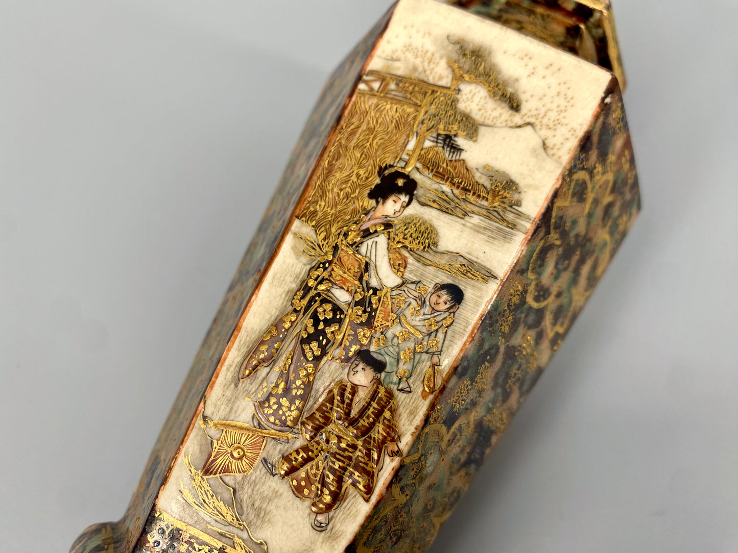 Satsuma Vase mit Malereien und Golddetails, Japan, 19. Jh.
