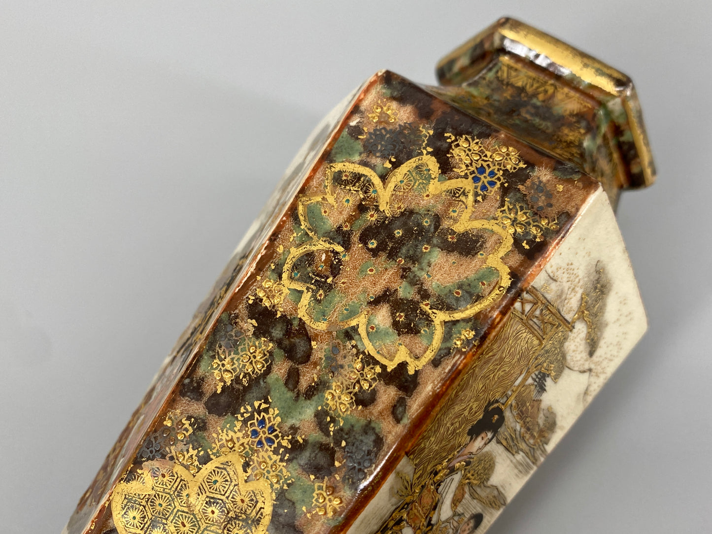 Satsuma Vase mit Malereien und Golddetails, Japan, 19. Jh.