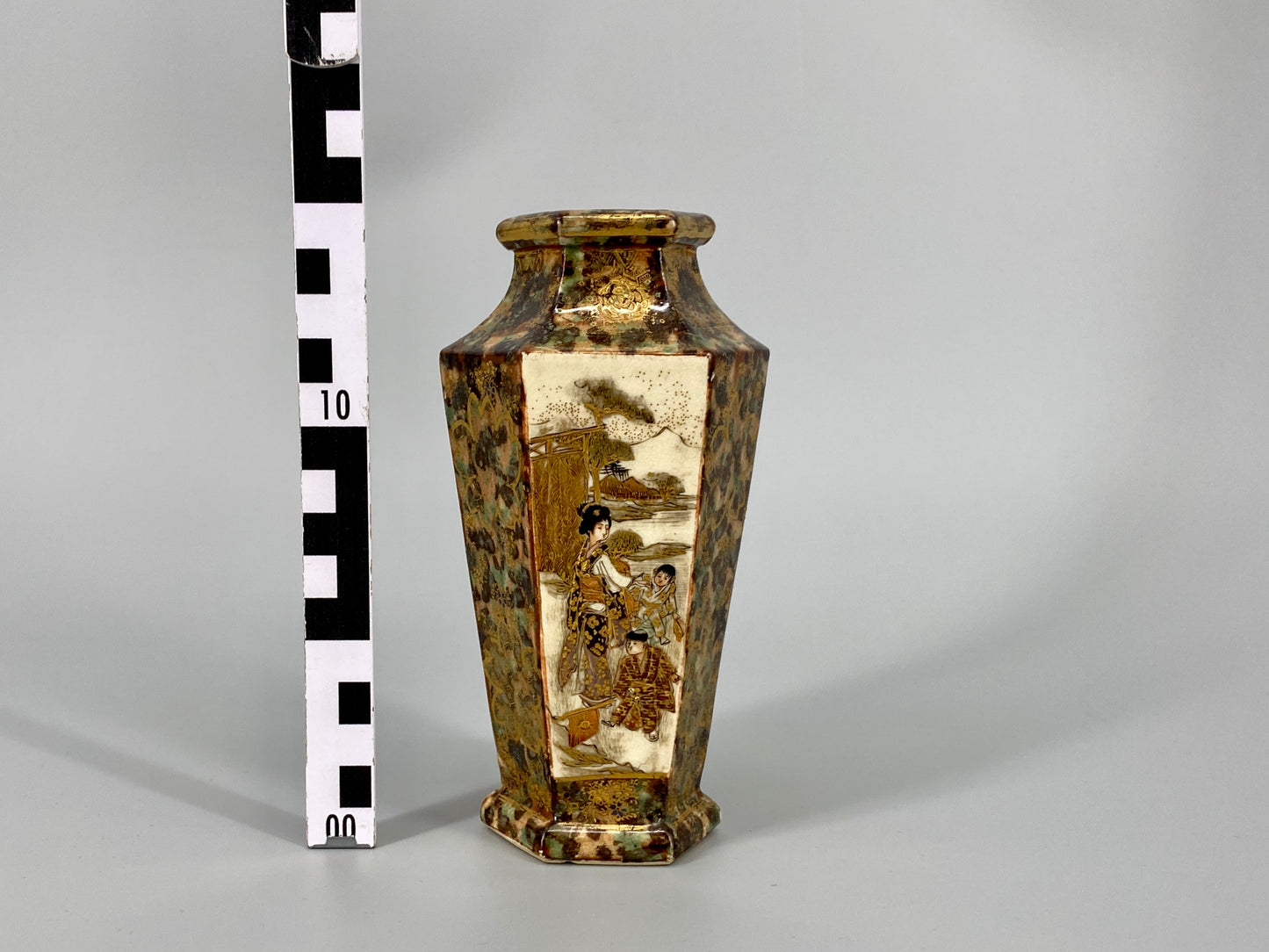 Satsuma Vase mit Malereien und Golddetails, Japan, 19. Jh.