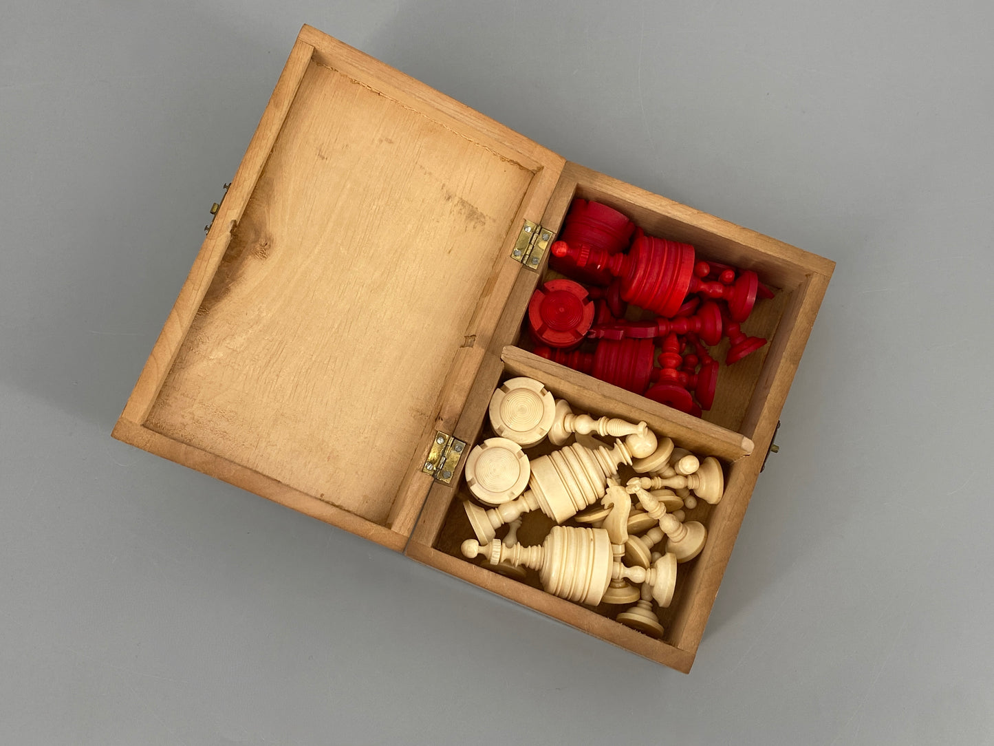 Vollständiges Set Schachfiguren aus Bein, 19. Jahrhundert