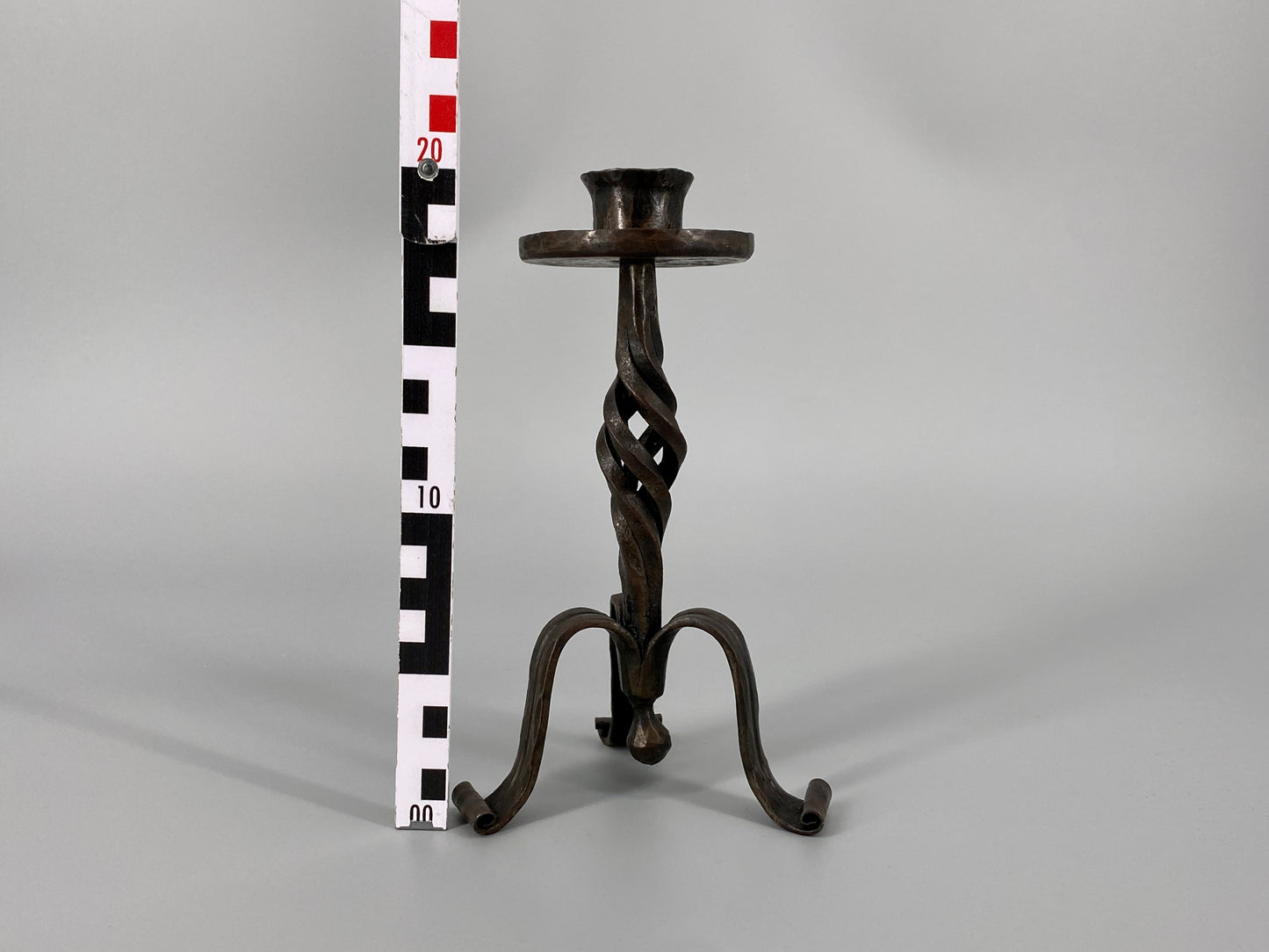 Brutalistischer Kerzenständer aus Schmiedeeisen, 1950-1970