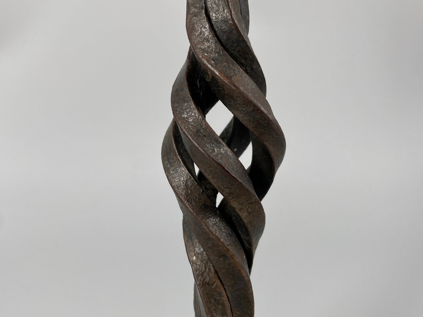 Brutalistischer Kerzenständer aus Schmiedeeisen, 1950-1970