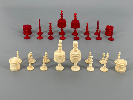 Vollständiges Set Schachfiguren aus Bein, 19. Jahrhundert