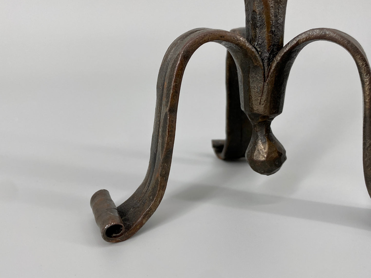 Brutalistischer Kerzenständer aus Schmiedeeisen, 1950-1970