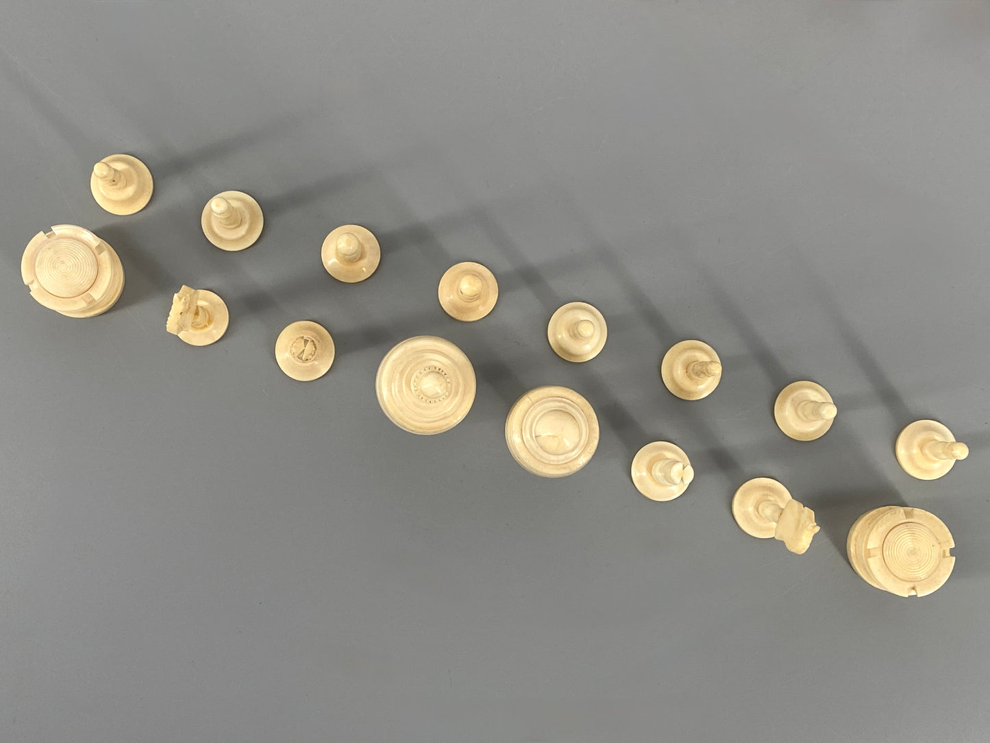 Vollständiges Set Schachfiguren aus Bein, 19. Jahrhundert