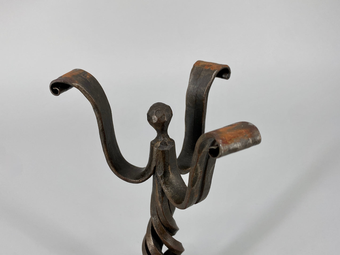 Brutalistischer Kerzenständer aus Schmiedeeisen, 1950-1970