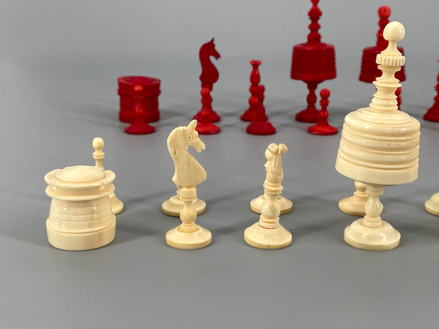 Vollständiges Set Schachfiguren aus Bein, 19. Jahrhundert