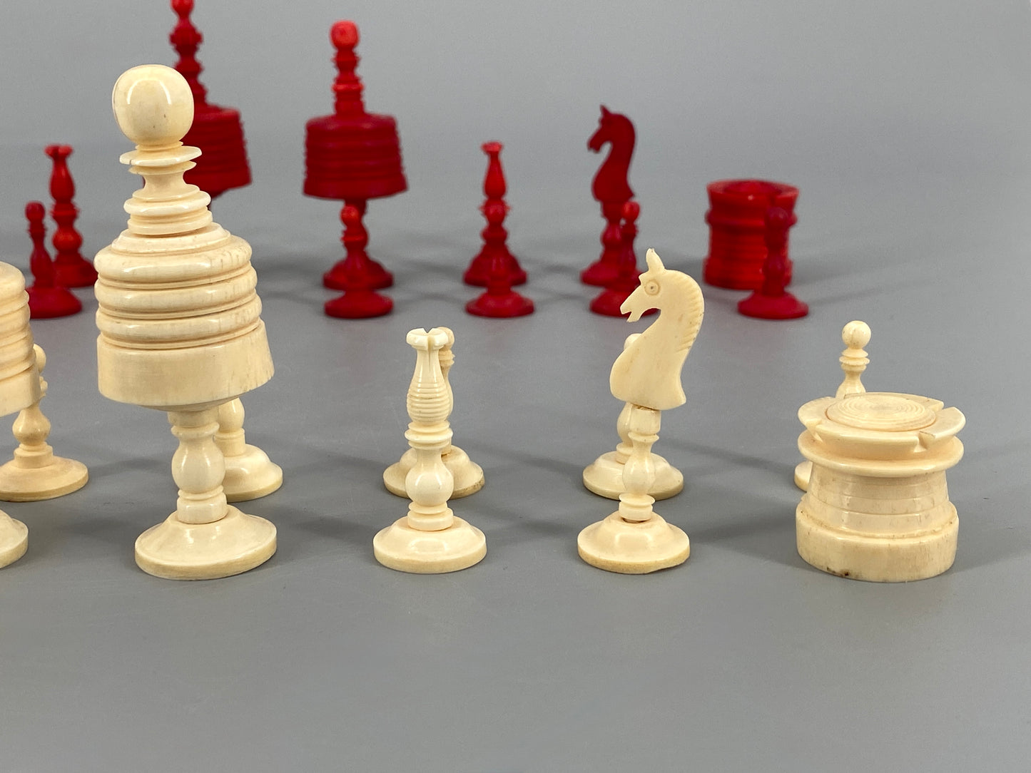 Vollständiges Set Schachfiguren aus Bein, 19. Jahrhundert